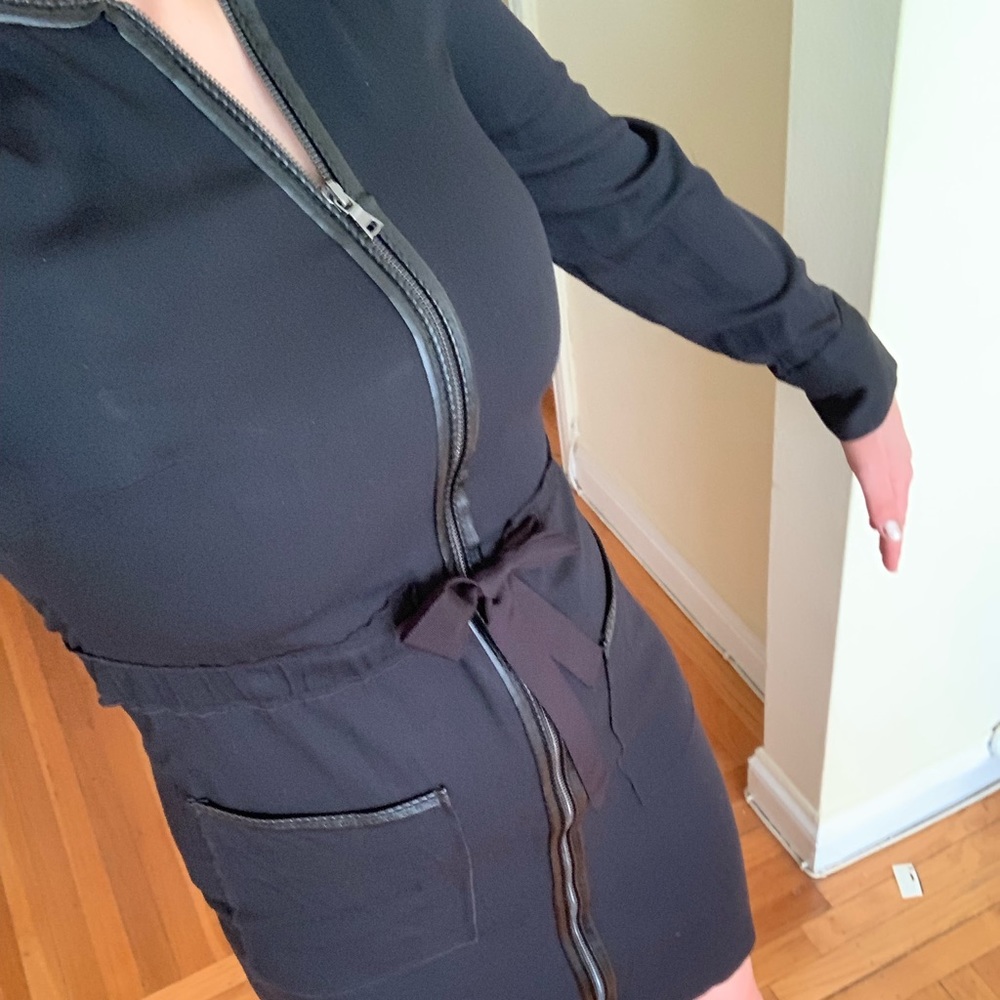 Long sleeve zipped black dress